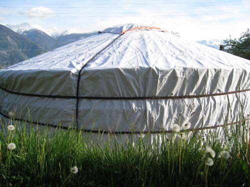Véritable yourte mongole de 35 m2 entièrement réalisée en matériaux naturels, elle constitue un espace chaleureux en toutes saisons